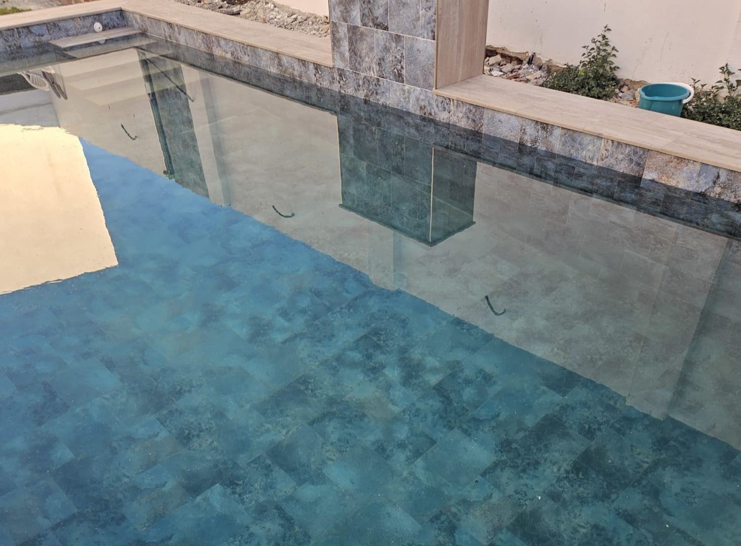 Piscina con fuente y azulejos