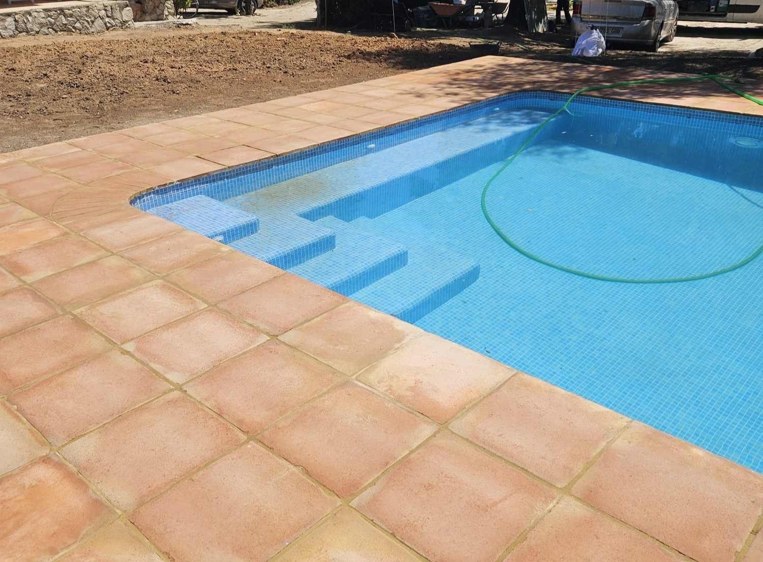 Piscina de hormigón con escalera esquinada