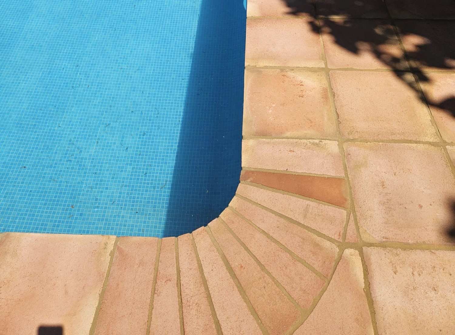 Piscina de hormigón con escalera esquinada