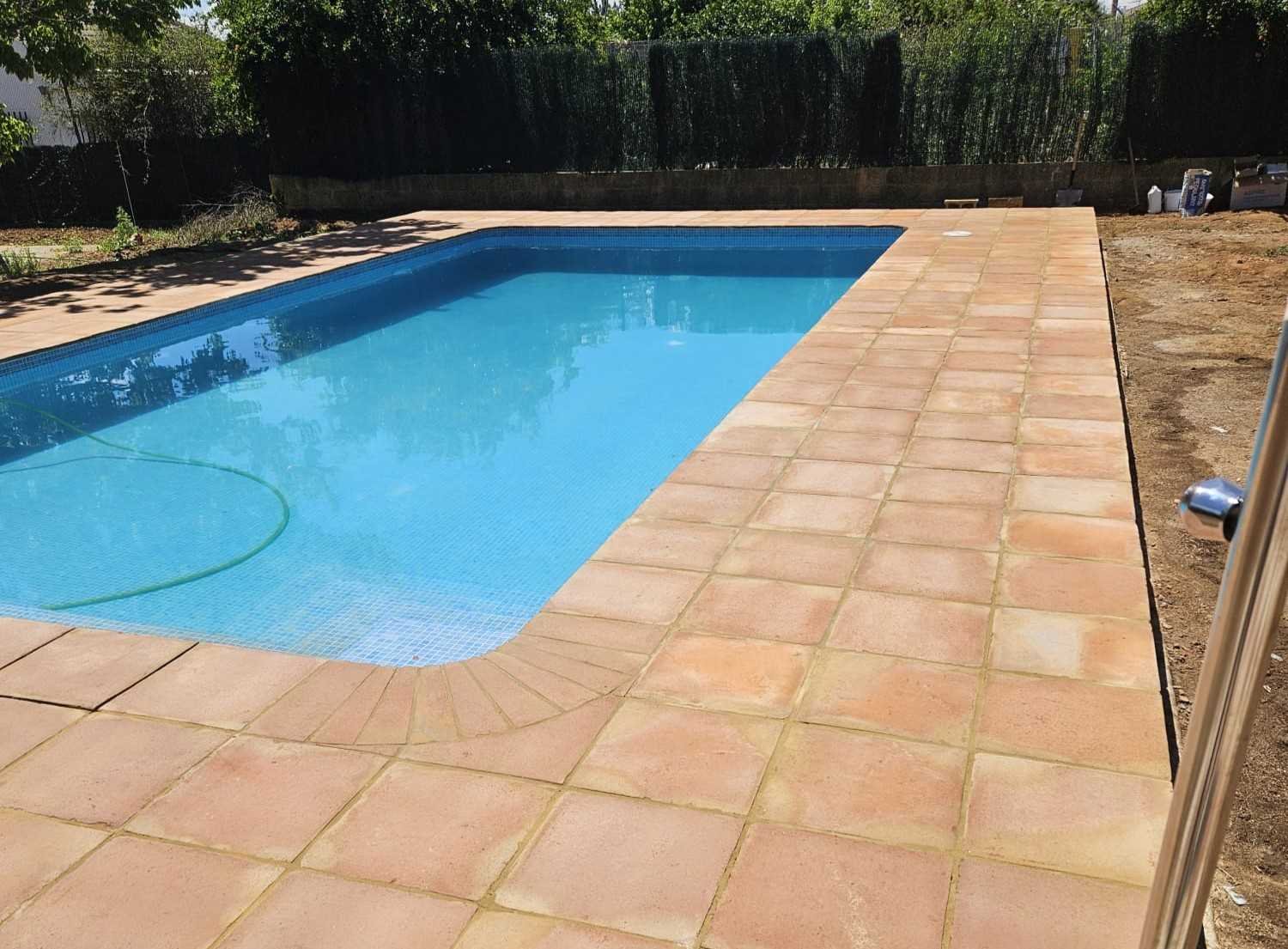 Piscina de hormigón con escalera esquinada