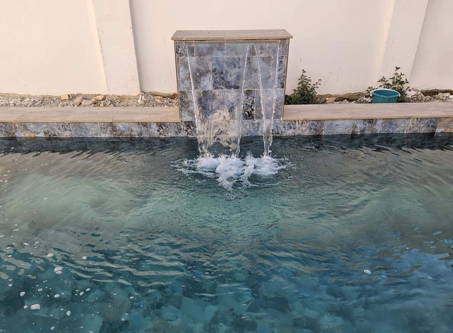 Piscina con fuente y azulejos
