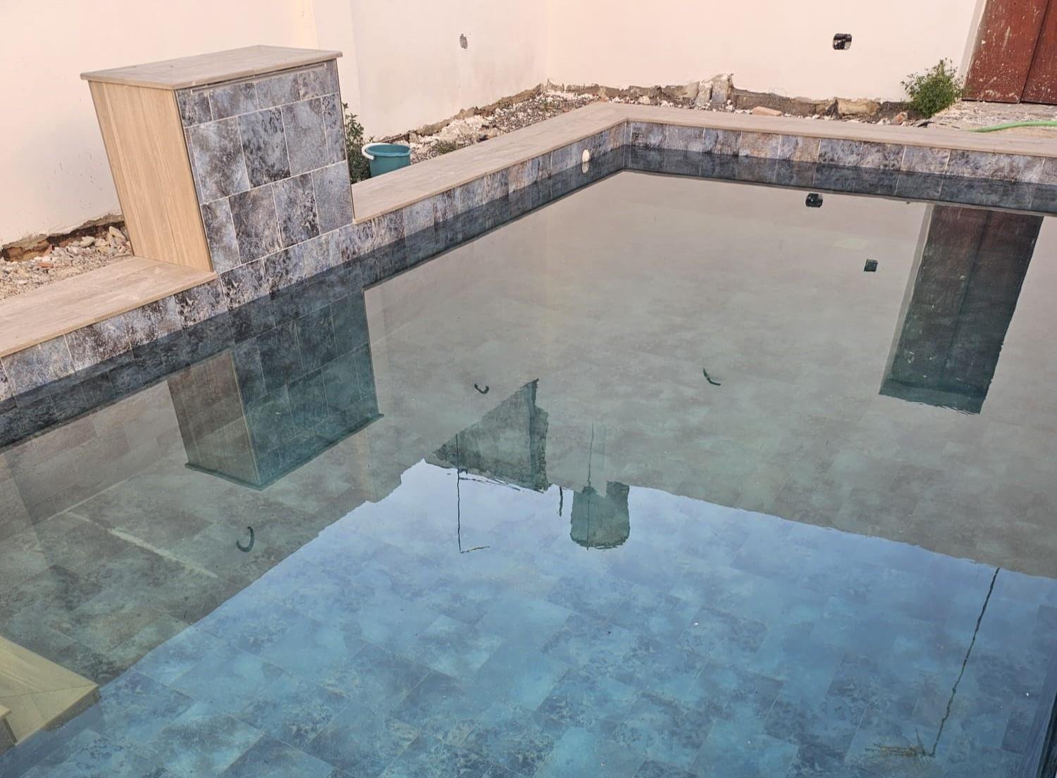 Piscina con fuente y azulejos